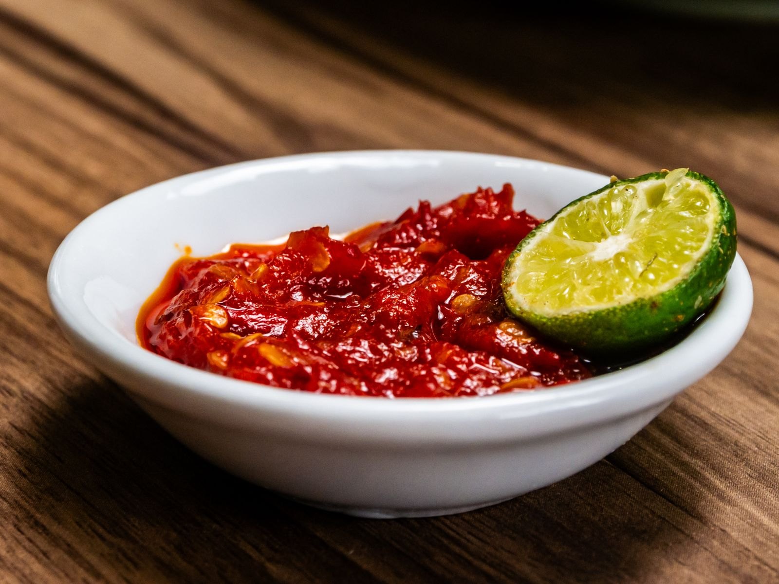 Sambal Nusakara varian Bawang di mangkuk, disajikan dengan jeruk limau