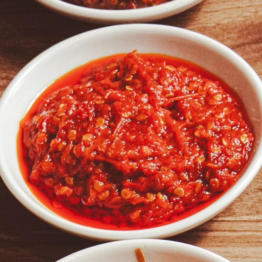 Sambal Bawang di mangkuk putih, merah menyala dengan minyak cabai