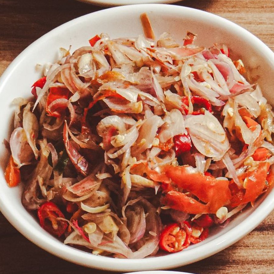 Sambal Matah segar: irisan bawang merah, serai, dan cabai