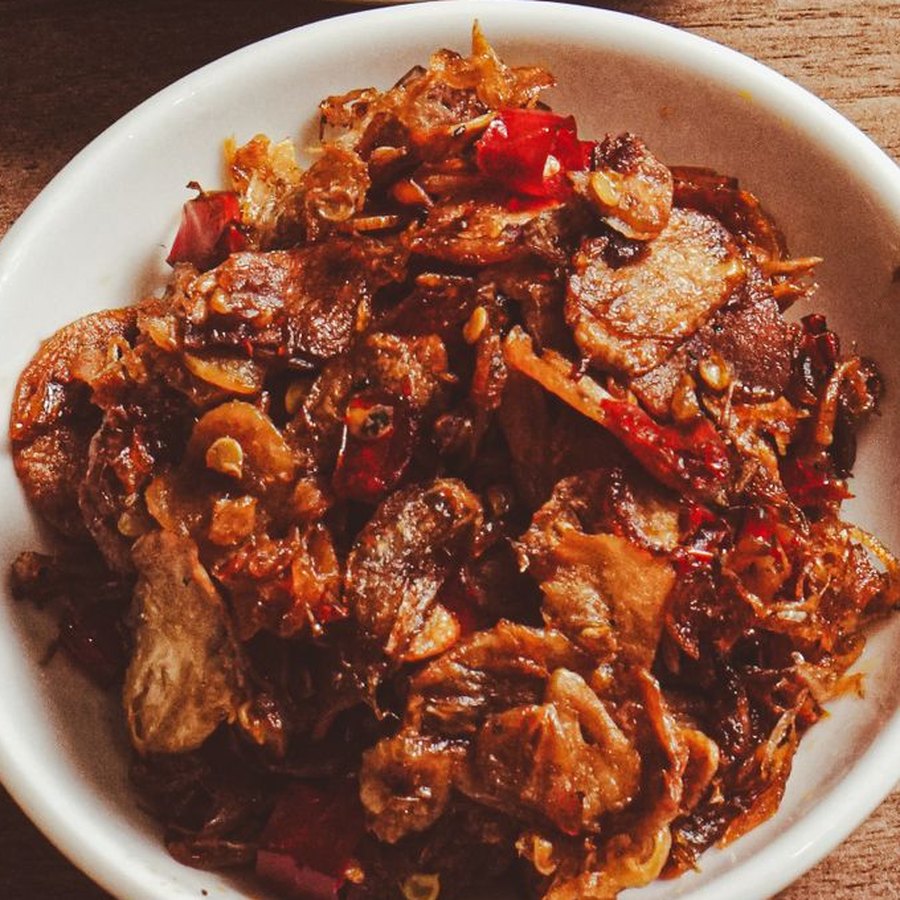 Sambal Teri: teri dan bawang goreng renyah berbalut cabai